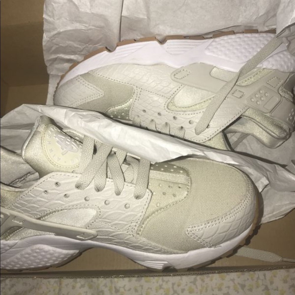 2 pairs of Nike huarache